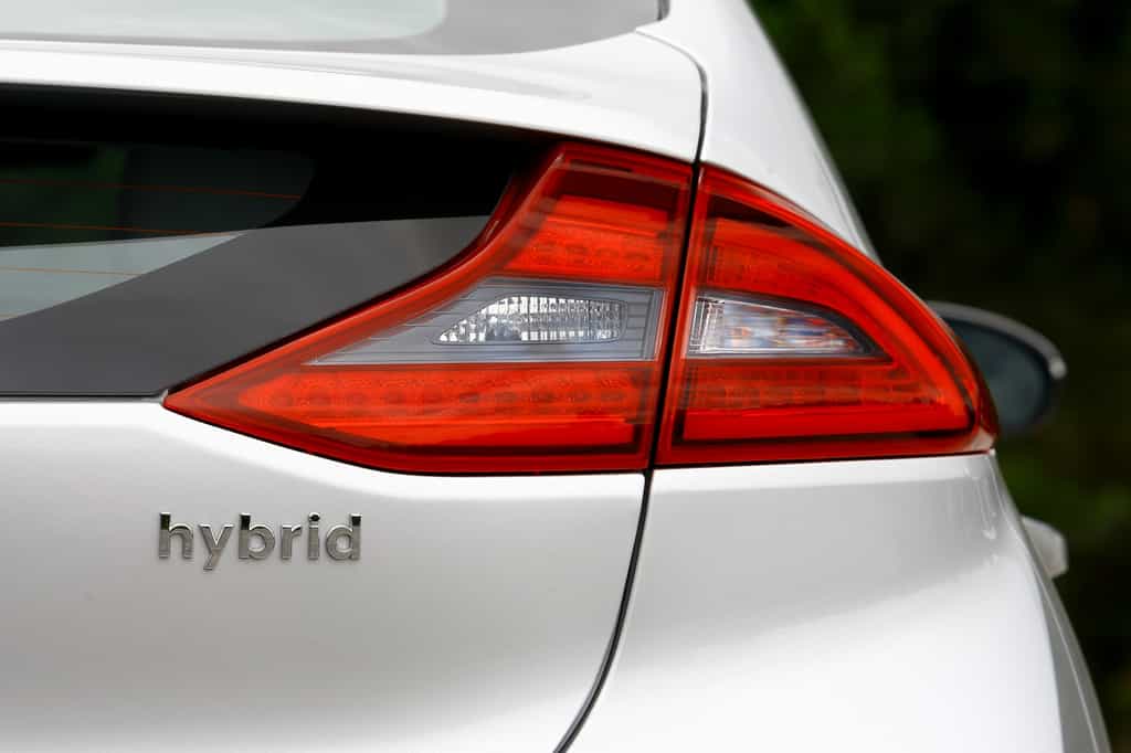Les véhicules hybrides rechargeables ne seraient pas aussi vertueux que le prétendent les constructeurs ? C’est en tout cas que ce qu’affirment plusieurs études. © Otomobil / Shutterstock©