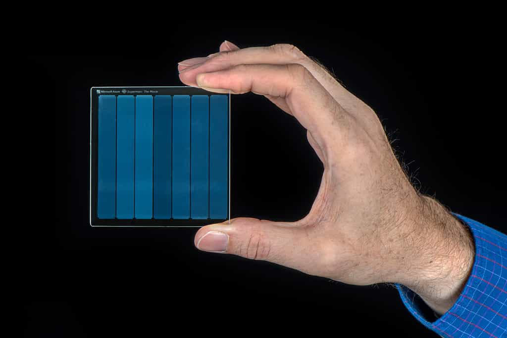 Des pulsations laser déforment physiquement le verre pour encoder les données. © Jonathan Banks, Microsoft