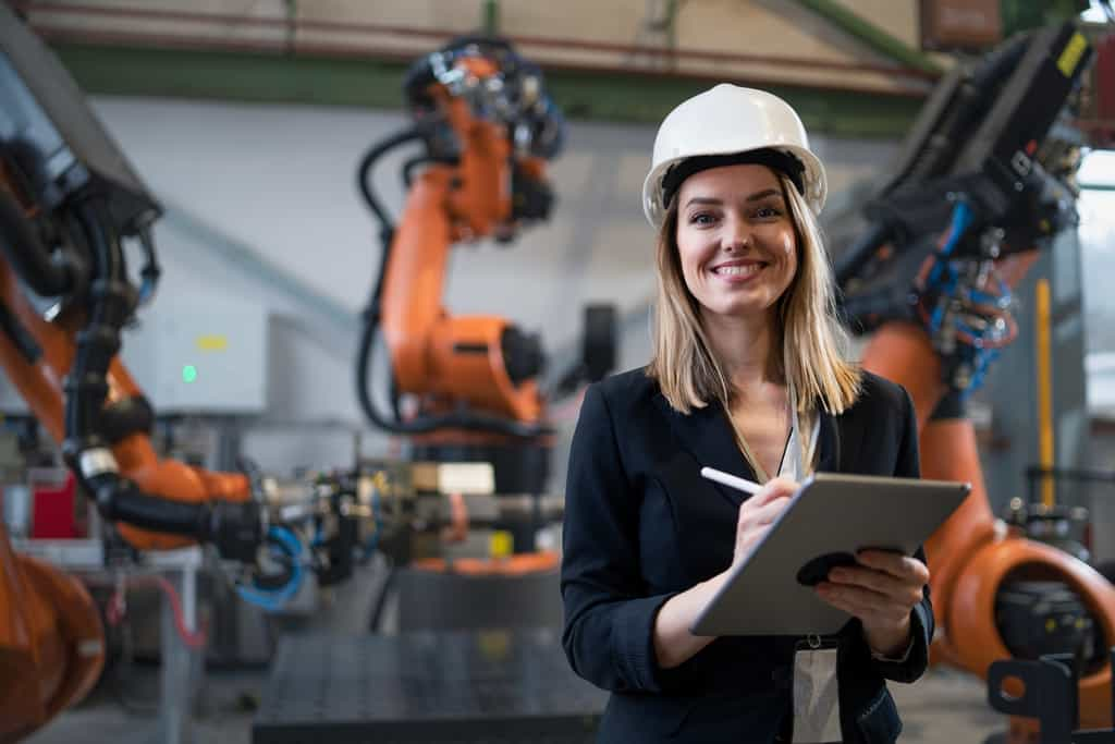 L'ingénieur génie industriel est chargé de gérer l'industrialisation d'un produit et d'optimiser les procédés de production. Pour cela, il réalise en premier lieu une analyse de l'existant en cherchant à trouver les points qui pourraient être améliorer pour accroître l'efficacité de l'entreprise. © Halfpoint, Adobe Stock.