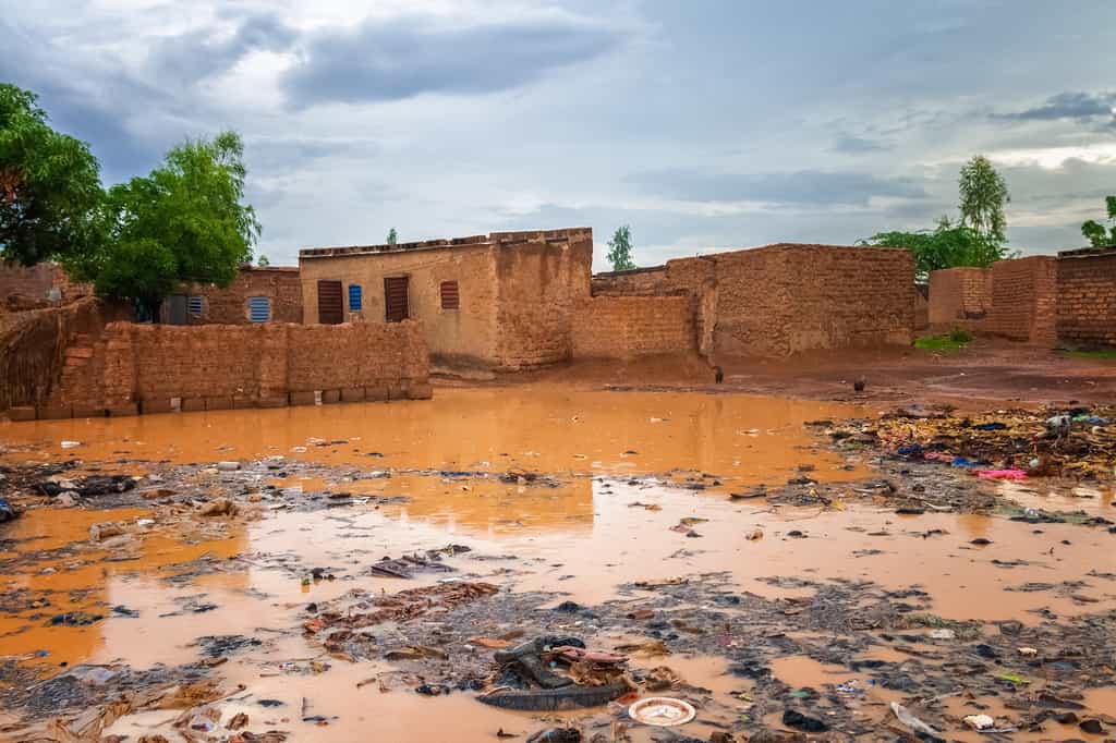 Les inondations peuvent s'avérer ravageuses, paralysant des régions entières et pouvant causer la mort des populations locales. © stylefoto24, Adobe Stock