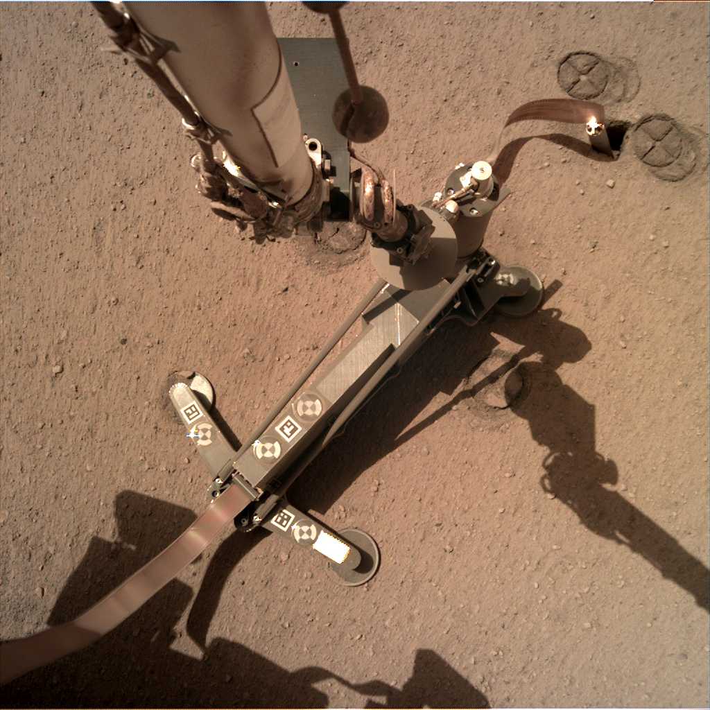 La taupe martienne faisant partie de l’instrument HP3 a rencontré un obstacle le 28 février 2019. L’atterrisseur InSight a déplacé le 28 juin 2019 la structure de support qui masquait la taupe afin de rendre celle-ci visible pour ses caméras (en haut à droite) et donc pour les équipes de la mission sur Terre. Cette image a été acquise le 30 juin 2019. © Nasa/JPL-Caltech