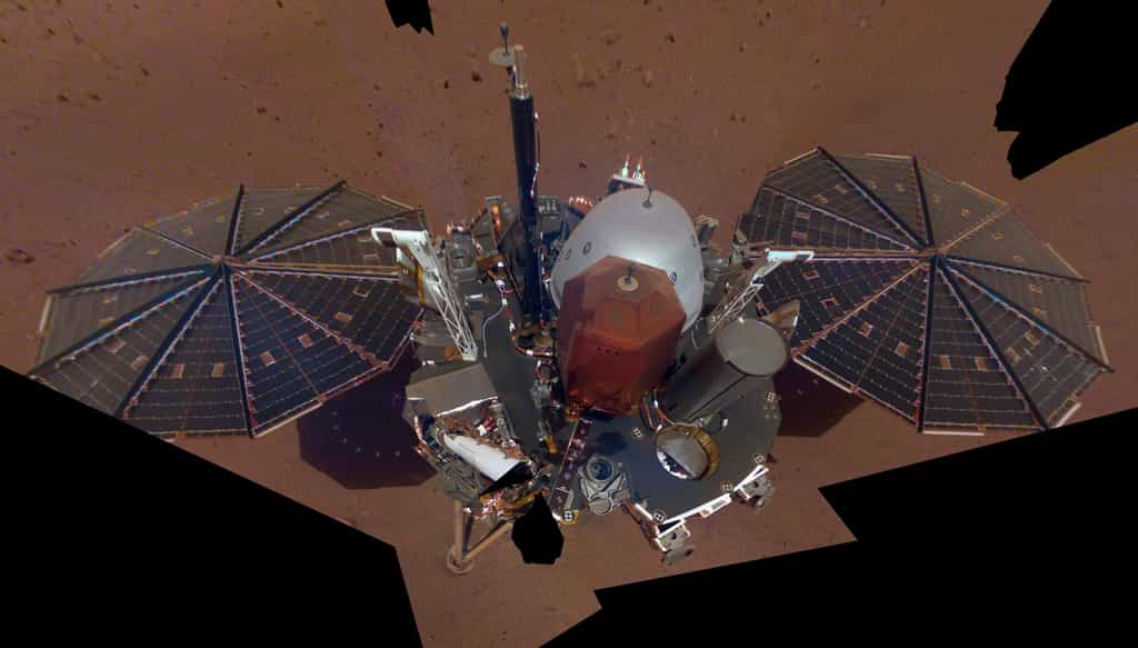 Voici le premier selfie au complet d'InSight, pris le 6 décembre à Sol 10, soit à son dixième jour sur Mars. © Nasa/JPL-Caltech