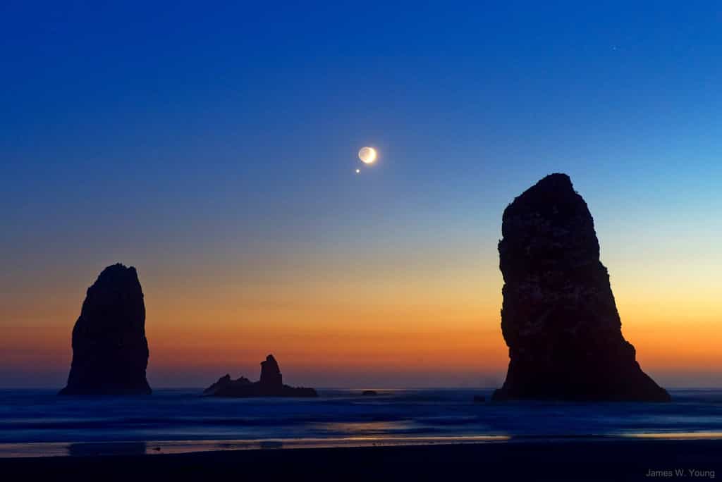 La Lune en croissant croisant la route de l'étincelante Vénus.© James W. Young, APOD - Nasa