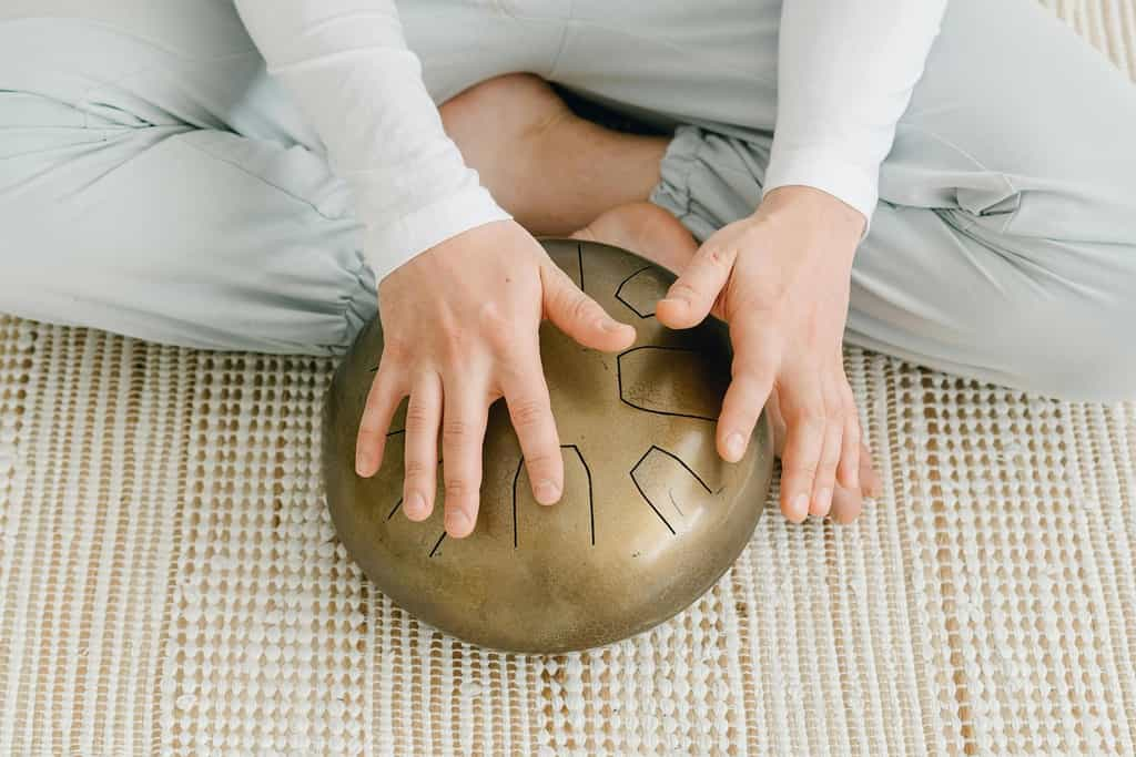 Le tongue drum, cet instrument de musique offre un panel de sons relaxants. © Mikhail Nilov, Pexels