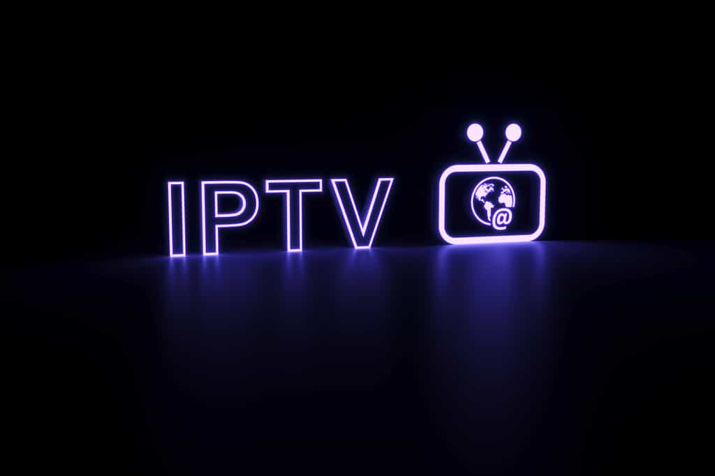 Les lettres IPTV liées à la réception de programmes de télévision via Internet, illuminées à la façon de néons. © profit_image, Adobe Stock