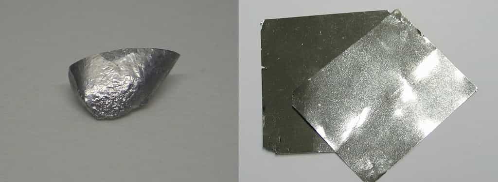 L'iridium est le deuxième élément le plus dense dans le tableau périodique des éléments derrière l’osmium. Ici, de l'iridium pur sous différentes formes (à droite des feuilles d'iridium). © W. Oelen, Wikimedia Commons, CC by-sa 3.0 et Dschwen, Wikimedia Commons, CC by-sa 3.0