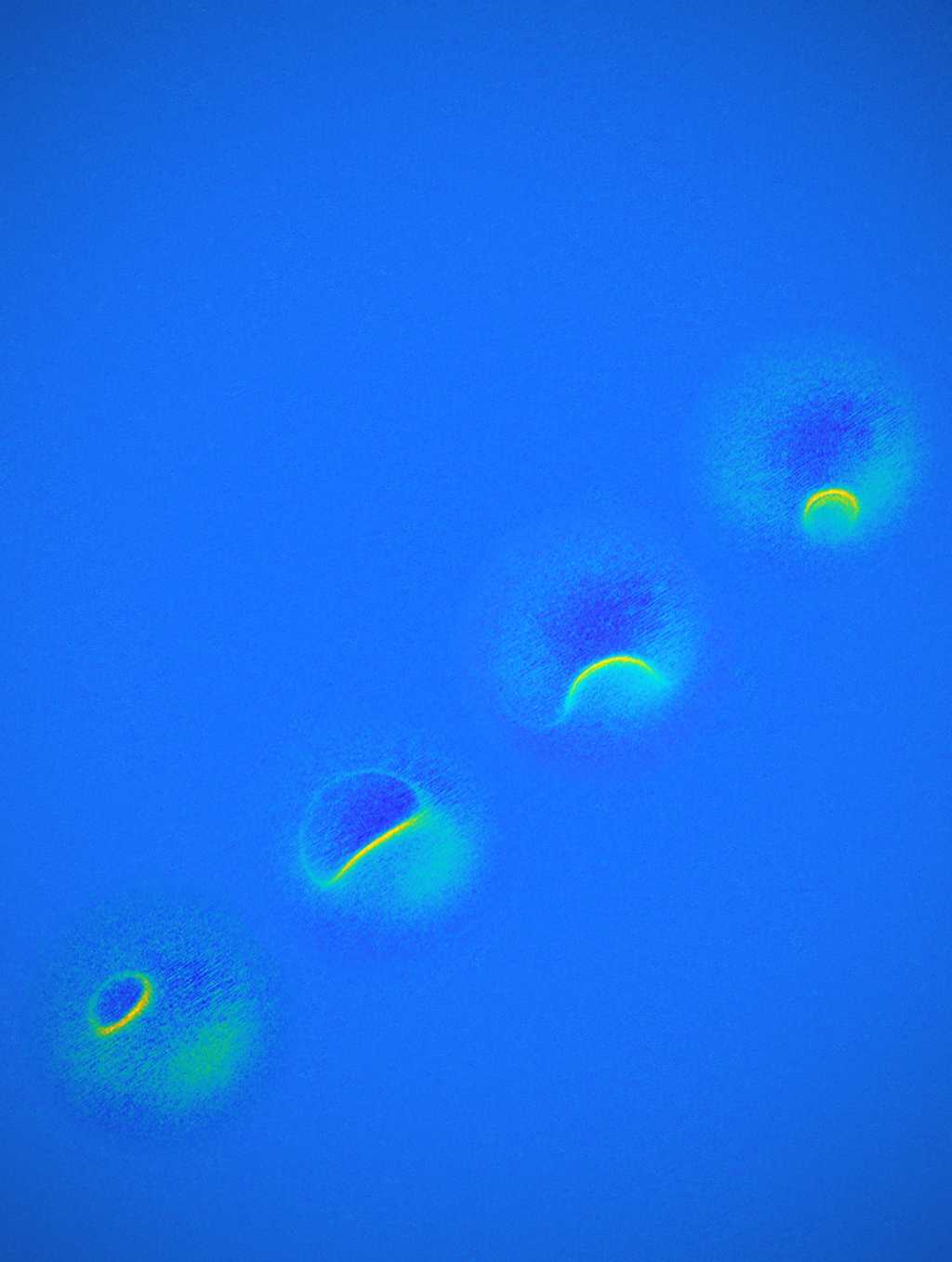 Quatre images mettant en évidence le champ magnétique d’un même atome de titane obtenues par une technique d’imagerie combinant IRM et microscopie à effet tunnel. © Philip Willke et al.