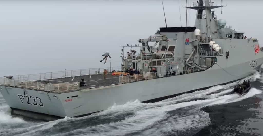 Une vidéo montre le soldat équipé du jetpack se poser sur le pont du navire de guerre de la Royal Navy. © Gravity Industries
