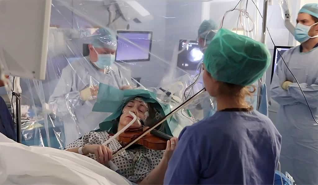 Une violoniste joue pendant son opération du cerveau pour guider les chirurgiens afin de sauver sa main. © King's College Hospital, AFP