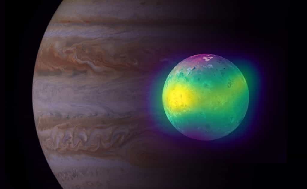 Une image composite montrant la lune Io de Jupiter en radio (Alma) et en lumière visible (Voyager 1 et Galileo). Les observations d’Alma d'Io montrent pour la première fois des panaches de dioxyde de soufre (en fausse couleur jaune) s'élevant de ses volcans. Jupiter est visible en arrière-plan, vue par la sonde Cassini. © Alma (ESO, NAOJ, NRAO), I. de Pater et al. ; NRAO, AUI NSF, S. Dagnello ; Nasa, JPL, Space Science Institute