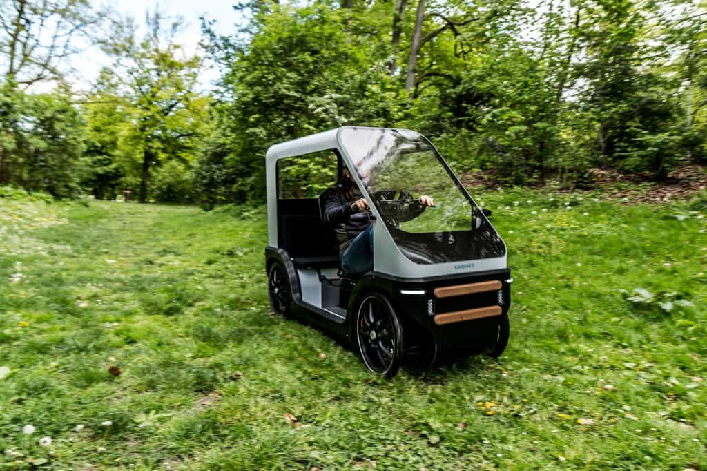 Cette voiturette électrique permet de rouler au sec par tous les temps. © Karbikes