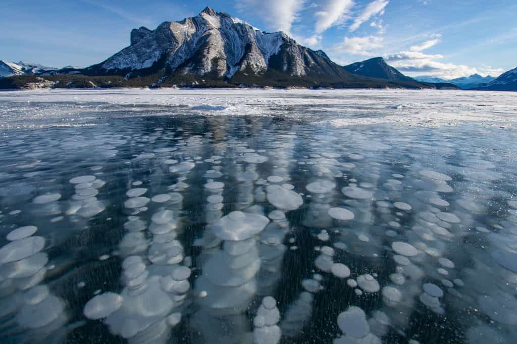 Des bulles de méthane emprisonnées dans la glace au lac Abraham, au Canada. © Matthew, Adobe Stock