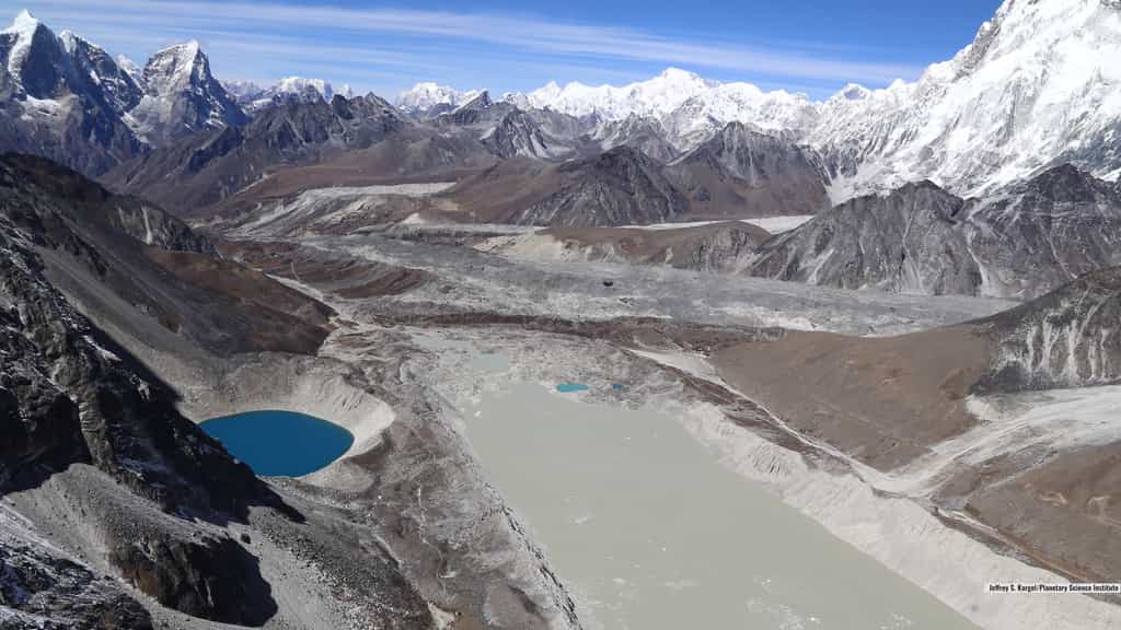 Un lac glaciaire dans les montagnes de l'Himalaya. © Planetary Science Institute, Jeffrey S. Kargel