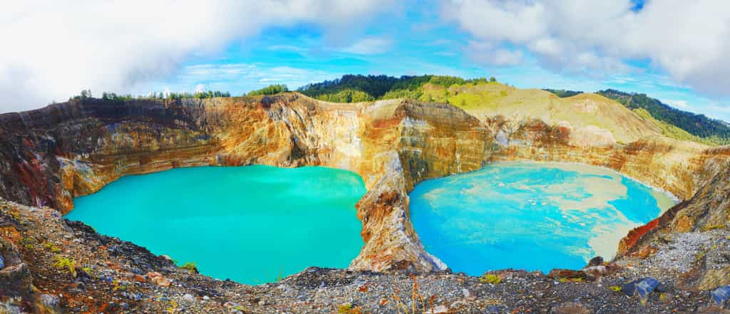 Les deux lacs centraux de Kelimutu et leurs couleurs hypnotisantes ! © Olga Khoroshunova, Adobe Stock