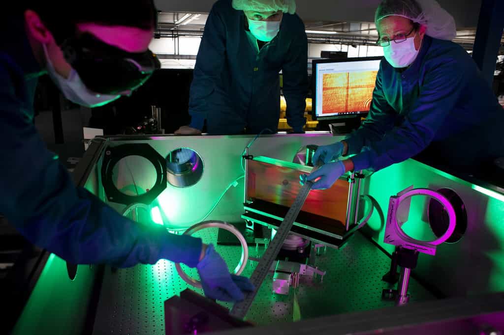 Des ingénieurs œuvrent à l'installation&nbsp;du laser Zeus dans un laboratoire d'ingénierie du Michigan. © Marcin Szczepanski, Michigan Engineering