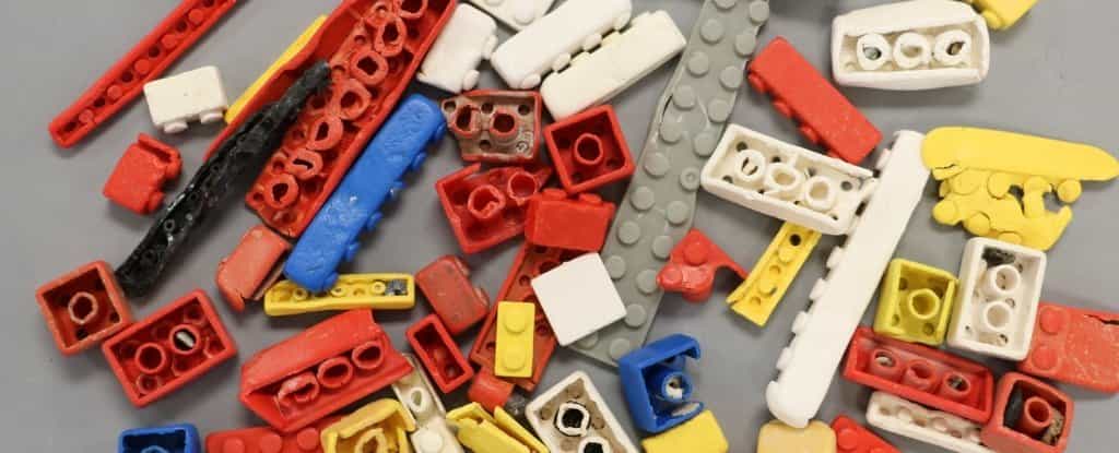 Les petites briques Lego sont quasi indestructibles. Idéal pour la manipulation par les enfants mais pas quand elles se retrouvent dans l’environnement. © Andrew Turner, Université de Plymouth 