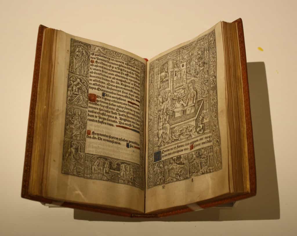 Les livres du Moyen Âge sont pour certains devenus des classiques de la littérature. © L. Dove, Google Images.