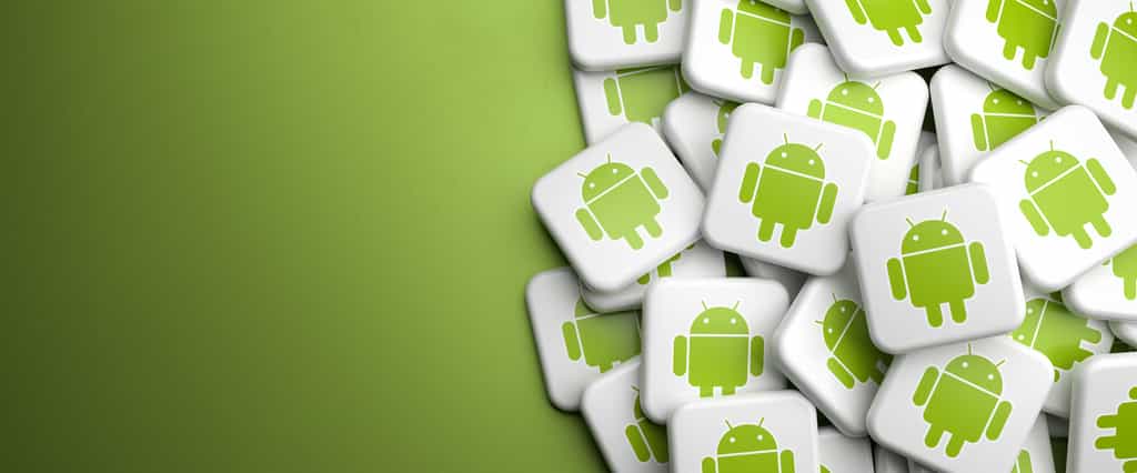 Des logos du système d'exploitation Android de Google empilés sur une table. © Andreas Prott, AdobeStock
