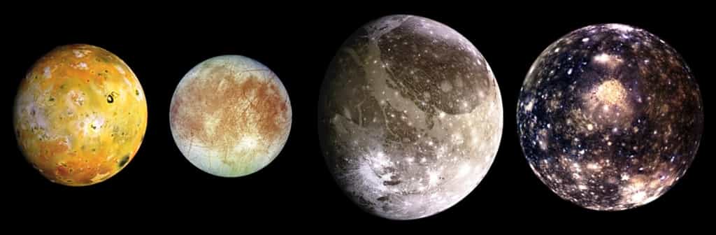 Les quatre plus grandes lunes de Jupiter par ordre de distance de Jupiter : Io, Europa, Ganymède et Callisto. Les tailles relatives sont montrées. © Nasa
