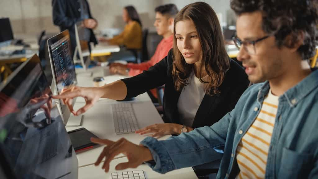 Découvrez quels types de cursus ou formations en ligne en machine learning vous permettront de devenir data scientist ou ingénieur spécialisé en IA. © Gorodenkoff, Adobe Stock