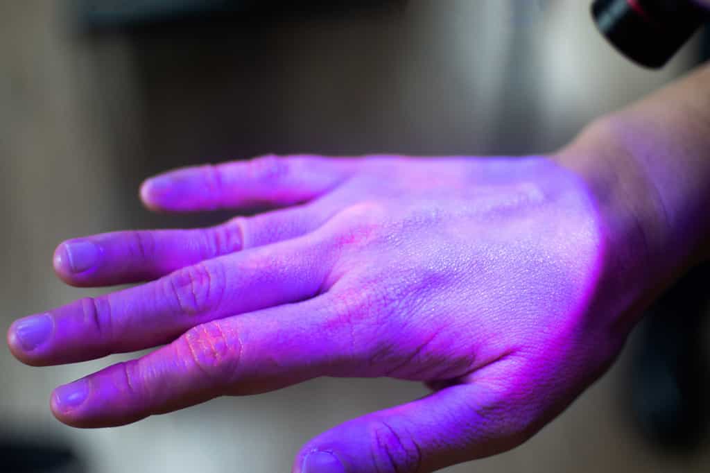 Si les UV sont efficaces pour débarrasser les germes des mobiles, l’OMS déconseille de se désinfecter les mains avec. © Khunatorn, Adobe Stock