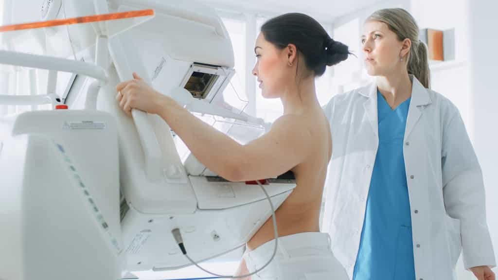 La mammographie consiste en une radiographie du sein. © Gorodenkoff, Fotolia