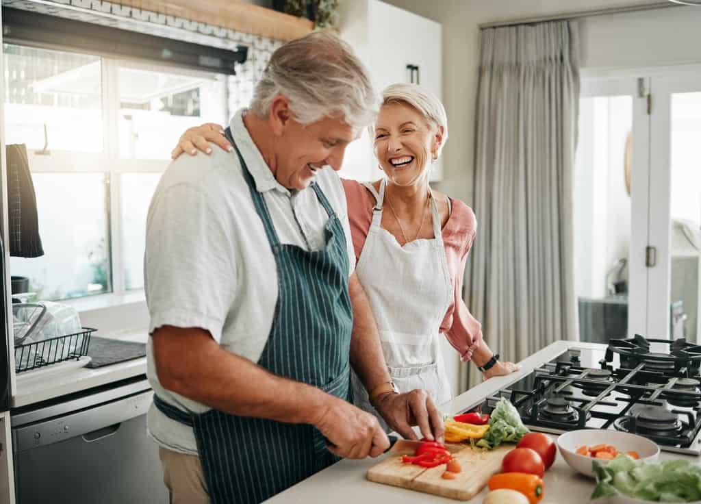 Et si manger léger pouvait nous permettre de vivre plus longtemps en bonne santé ? © Kay Abrahams/peopleimages.com, Adobe stock