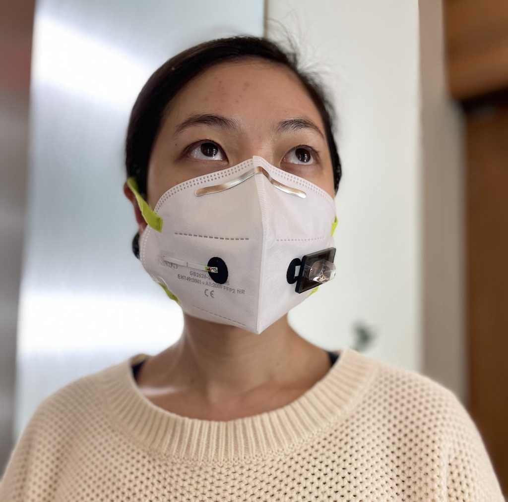 Le dispositif peut aussi être placé sur un autre masque. © Wyss Institute à l'Université d'Harvard