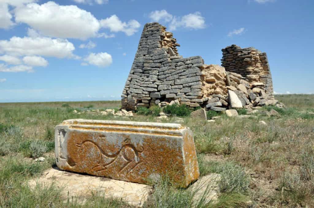 Vue de l'une des structures en pierre. Au premier plan, une pierre avec une créature sculptée. © Evgeniï Bogdanov