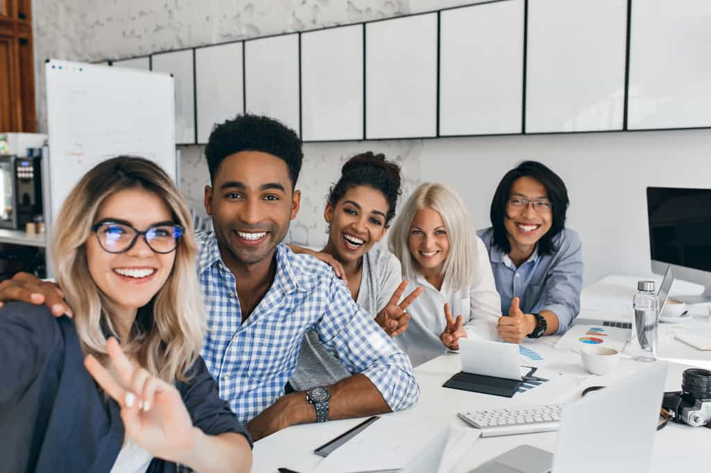 Partir suivre un master à l'étranger permet à l'étudiant de faire de nombreuses rencontres, aussi bien personnelles que professionnelles, qui lui seront utiles sur le marché de l'emploi. © Look!, Adobe Stock.