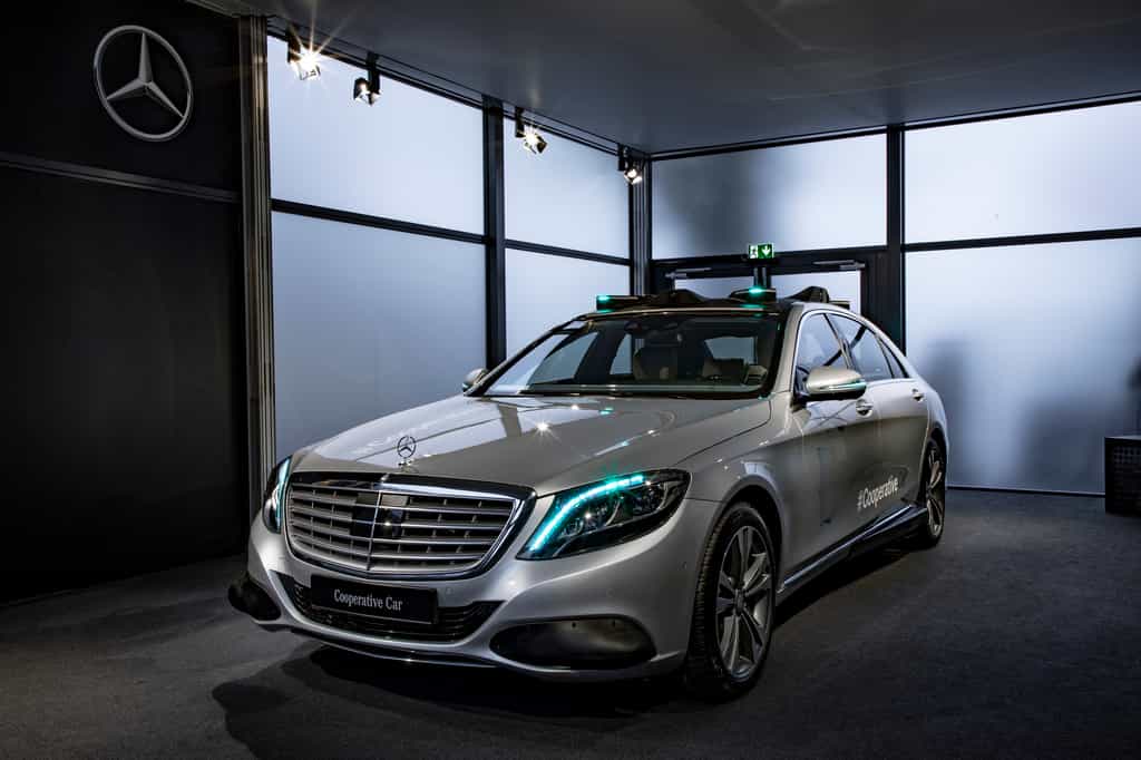 La voiture autonome « coopérative » selon Mercedes-Benz. © Daimler