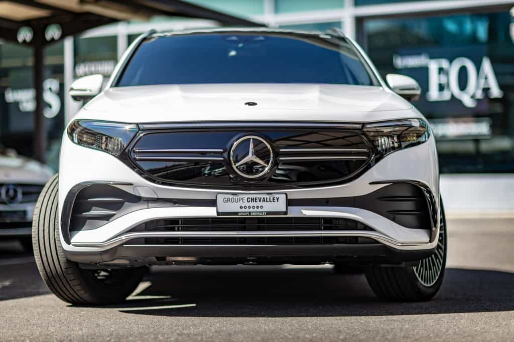 Le Mercedes-Benz EQA est un SUV électrique allie luxe, technologie et praticité pour les trajets urbains et les escapades en montagne. © Groupe Chevalley