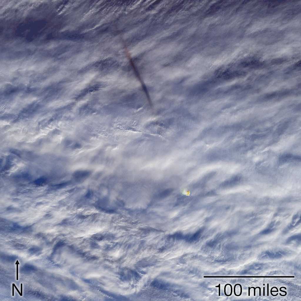 La fumée et un nuage d'air surchauffé laissées par le passage de la météorite de la mer de Béring, vues à 23 h 55 GMT le 18 décembre 2018, quelques minutes après son explosion, par les caméras MISR du satellite Terra de la Nasa. © Nasa/GSFC/LaRC/JPL-Caltech, MISR Team