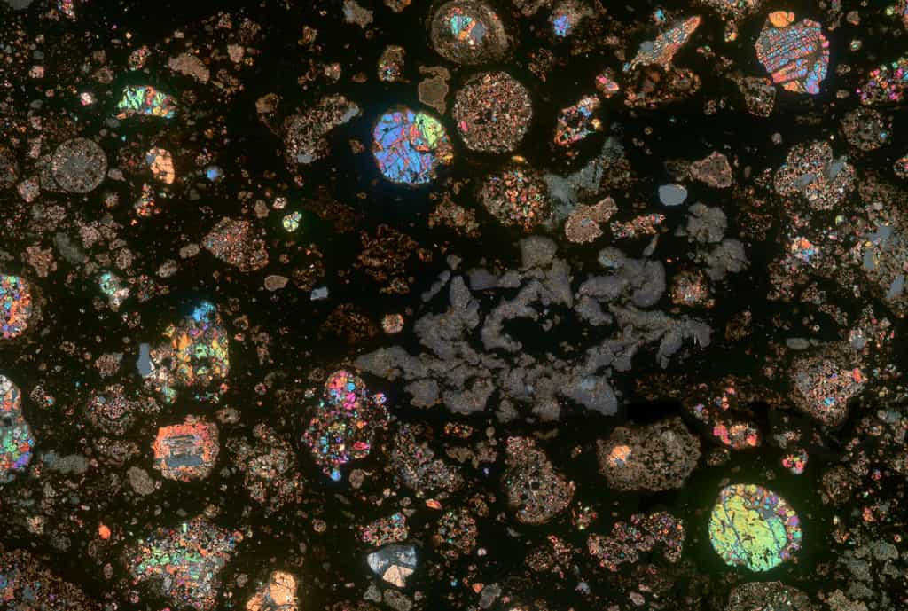 La Terre est-elle née à partir de boules de boue géantes ? Ici, une image d'une lame rocheuse coupée dans un échantillon de la météorite d'Allende et observée au microscope polarisant. © Jean-Michel Derochette