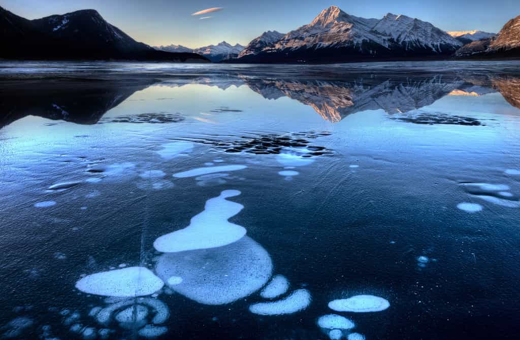 Des bulles de méthane piégées sous la glace du lac Abraham, un lac artificiel sur la rivière Saskatchewan Nord à l'ouest de l'Alberta au Canada. ©&nbsp;pictureguy32, Fotolia