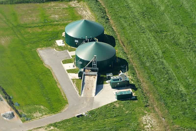 La méthanisation de la biomasse se déroule dans des méthaniseurs. Ils permettent une récupération efficace du biogaz produit. © Martina Nolte, Wikimedia Commons, cc by sa 3.0