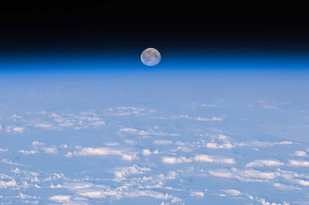La Lune, au-dessus de l'atmosphère terrestre, vue depuis la Station spatiale internationale. © Nasa