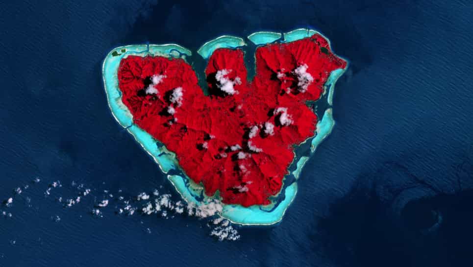 Un cœur rouge dans le Pacifique dessiné par l'île de Moorea, située à 17 km au nord-ouest de Tahiti, dans l'archipel de la Société en Polynésie française. L'image a été traitée pour la Saint-Valentin pour faire apparaître la végétation en rouge. © ESA