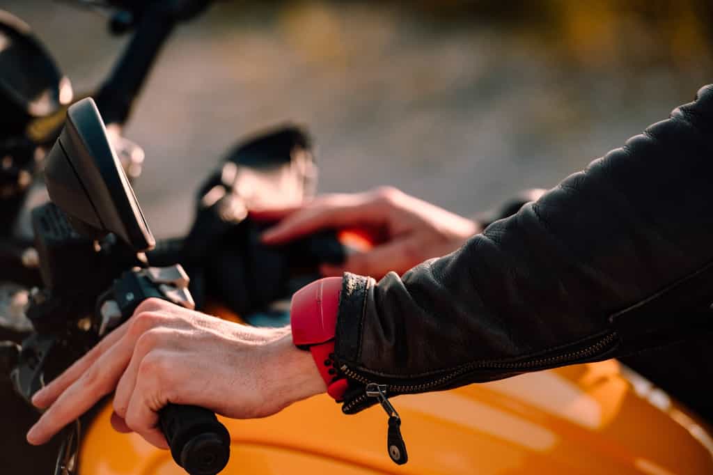 Sentinel de Motobit est un dispositif Bluetooth qui se porte au poignet ou à la ceinture. Il sécurise la conduite sur route des motards. © Courtesy of Motobit