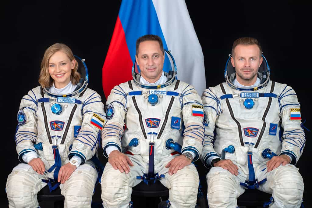 L'équipage du Soyouz MS-19 avec, de gauche à droite, l'actrice Yulia Peresild, le vétéran Anton Shkaplerov et le réalisateur Klim Shipenko. © Roscosmos