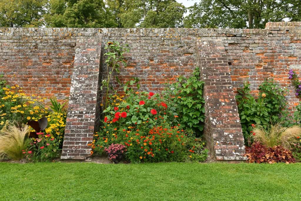 Un mur est un élément vertical et solide destiné à dissocier différents espaces. © 1000 Words, Adobe Stock  