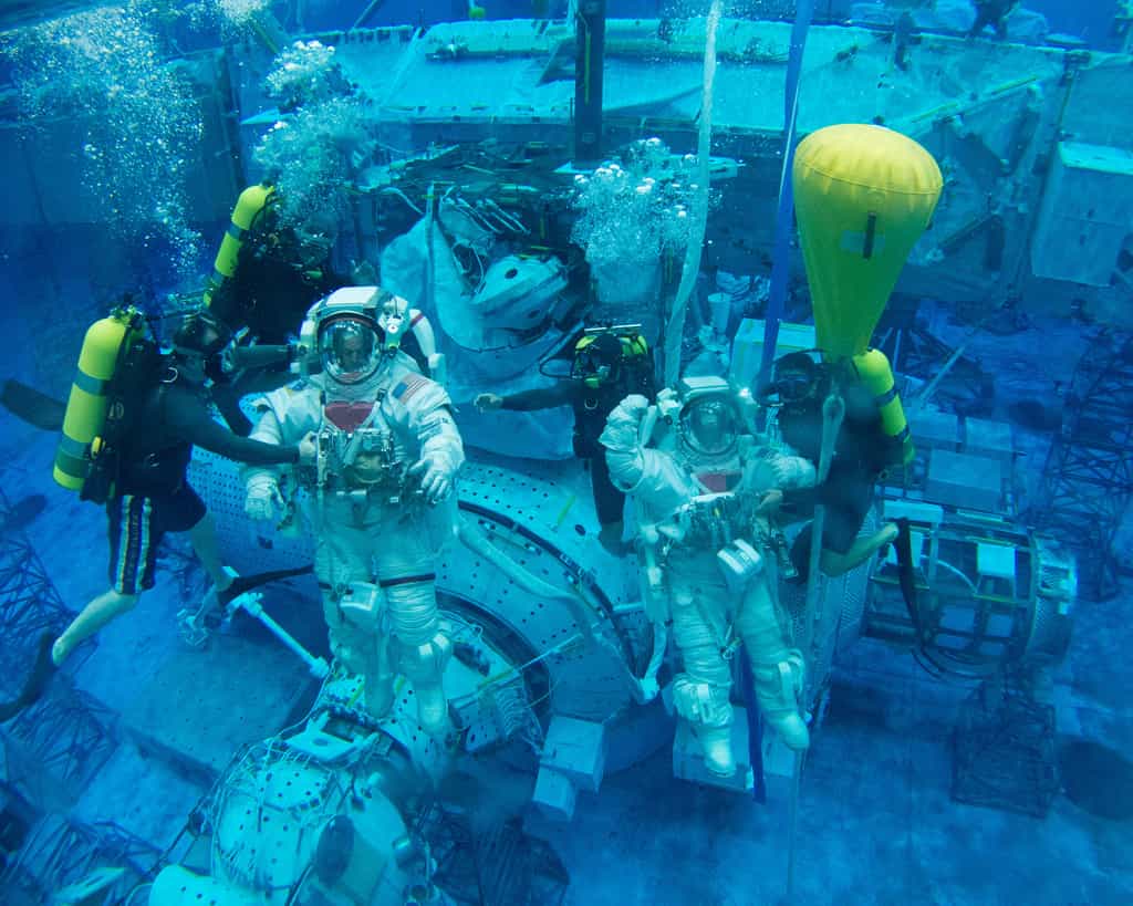 Deux astronautes de la Nasa s'entraînant aux sorties dans l'espace sous l'eau. © Nasa