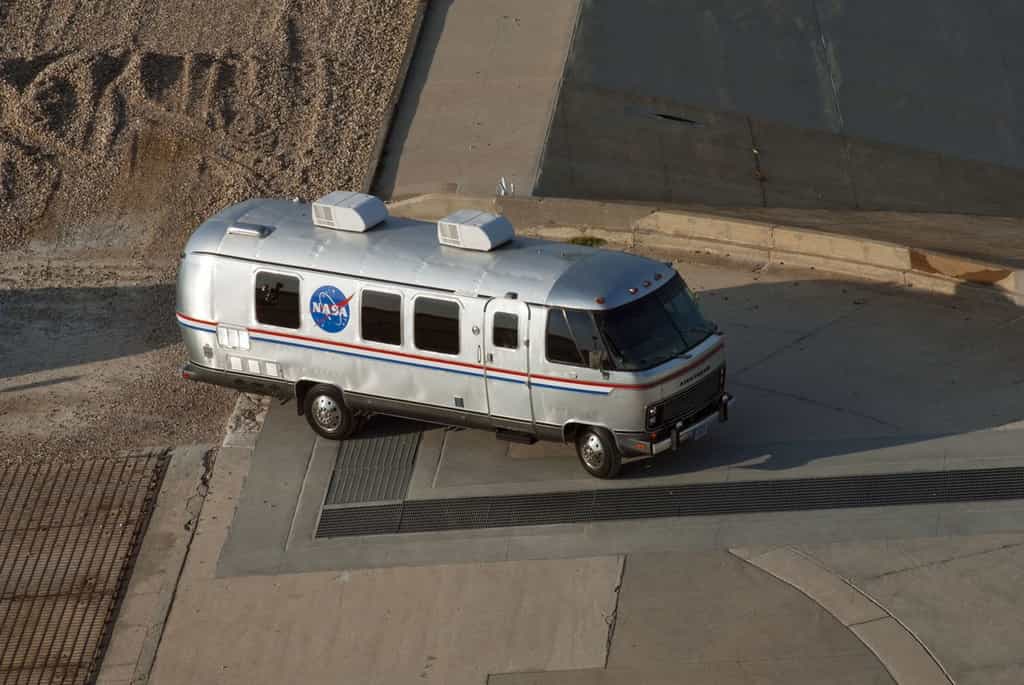 Boeing, qui assurera lui aussi des vols habités pour la Nasa avec sa capsule Starliner, conservera l’iconique Astro Van utilisé depuis plusieurs décennies par l’agence spatiale. © Nasa