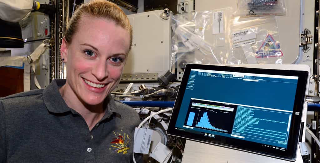 L’astronaute Kate Rubins a séquencé de l’ADN dans l'ISS, donc en micropesanteur, grâce au séquenceur MinION. © Nasa