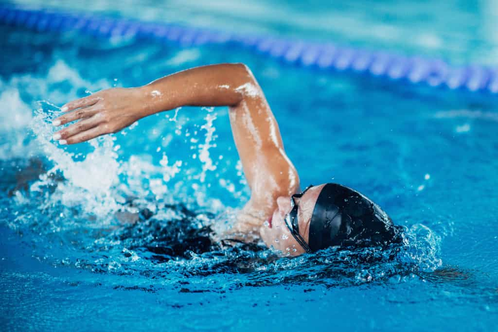 Nager sans chercher à performer fait partie des sports d'endurance, donc des activités en zone aérobie. © Microgen, Adobe Stock