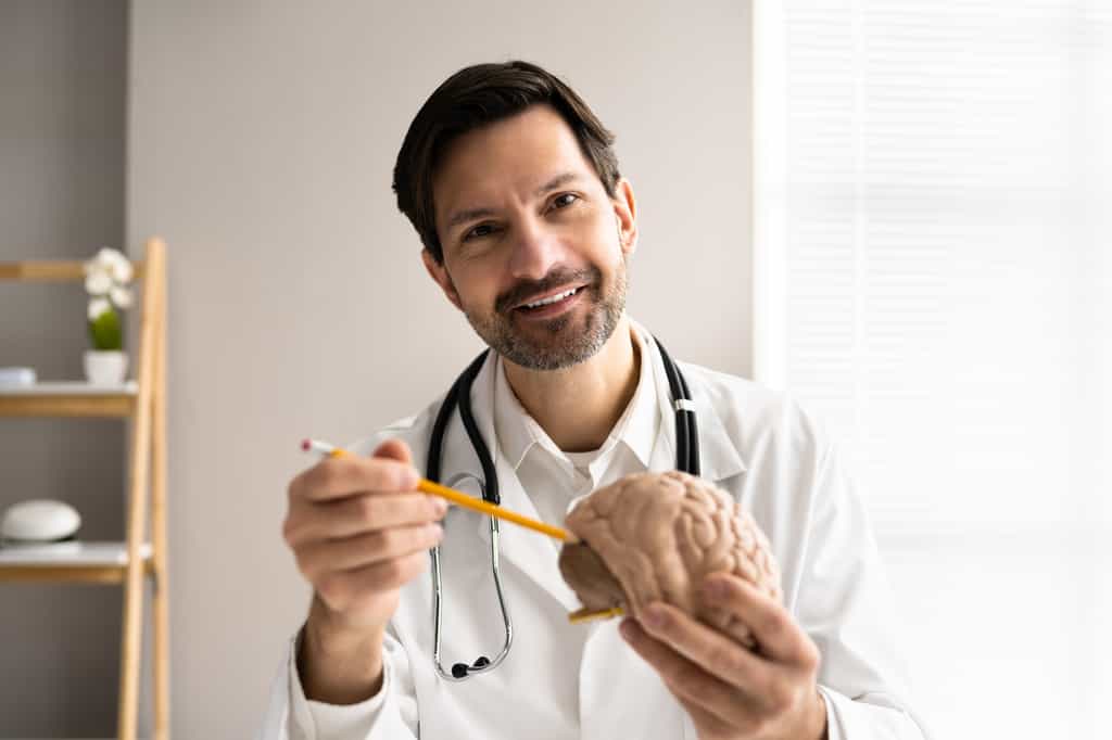 Le neurologue est un médecin spécialisé dans le diagnostic et le traitement de maladies touchant le cerveau ou le système nerveux. Au contact de patients pouvant être atteint de pathologies lourdes, le neurologue doit faire preuve de pédagogie et d'empathie, et nouer une relation de confiance pour mettre en place un traitement efficace. © Andrey Popov, Adobe Stock.