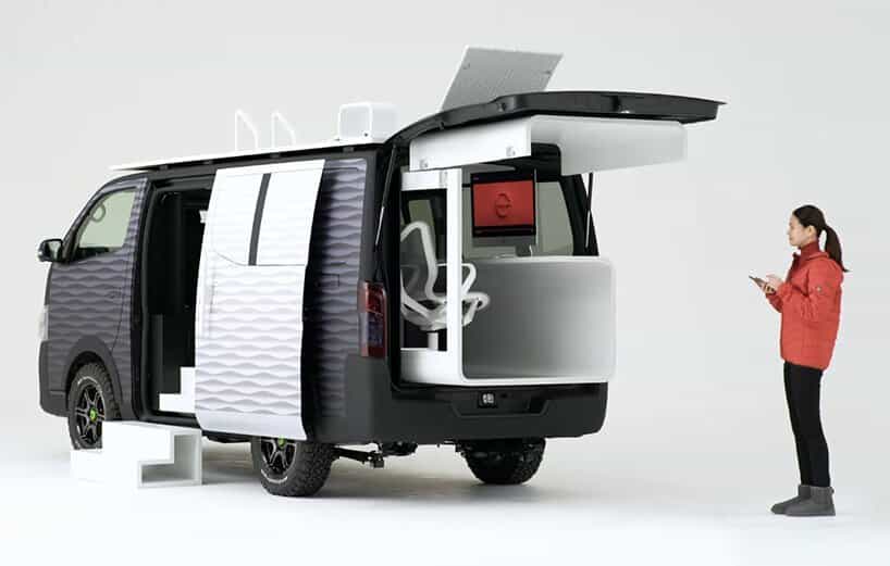 Le Caravan NV350 Office Pod Concept de Nissan est pensé pour le télétravail avec son bureau escamotable. © Nissan