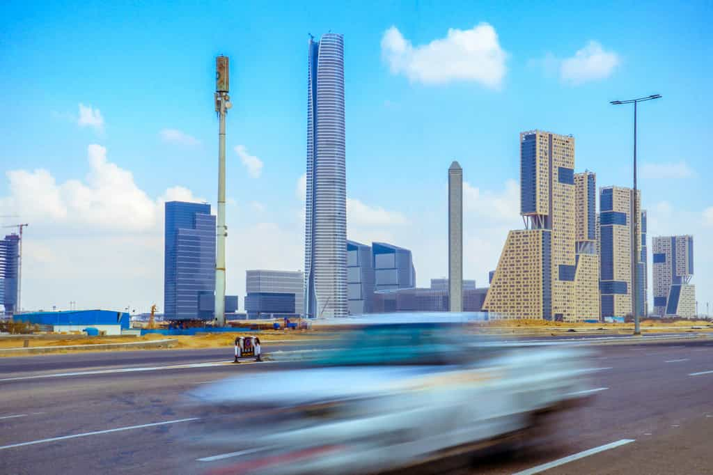 Les premiers buildings aux airs futuristes du nouveau Caire dont l'« Iconic Tower » au centre. © Amar, Adobe Stock