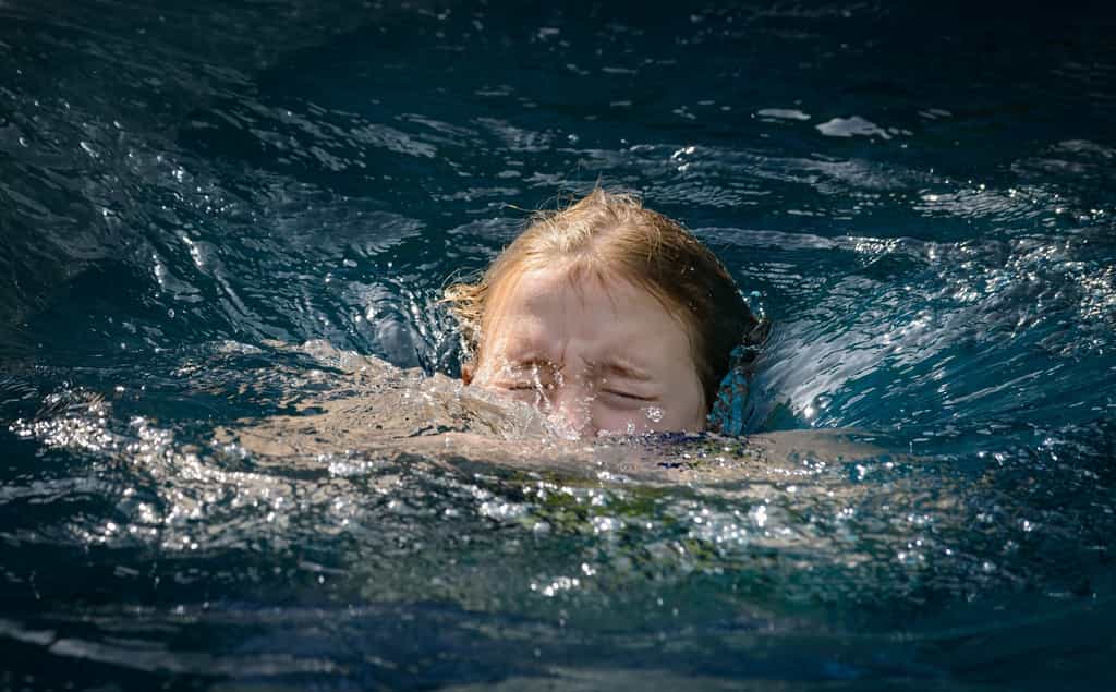 Dans la noyade sèche, l’eau entre dans les poumons et conduit au décès des heures après la baignade. © Fotofrank, Fotolia