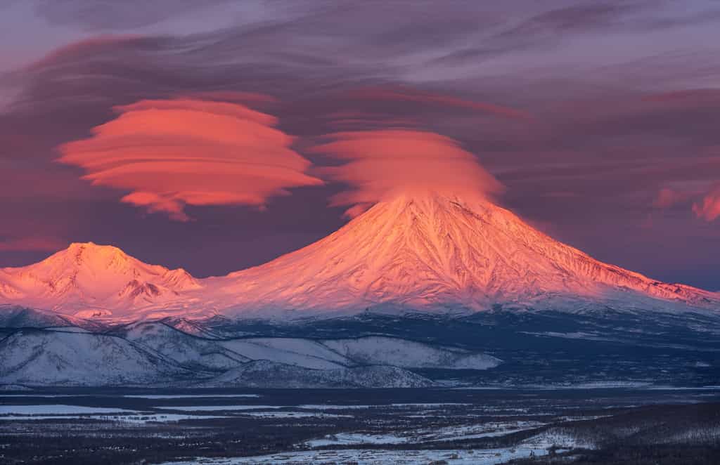 Un nuage lenticulaire sur&nbsp;le volcan Koryaksky, en Russie. © Alexander, Adobe Stock